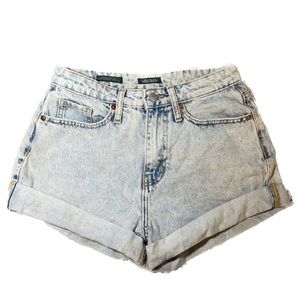 Women’s light wash jean shorts